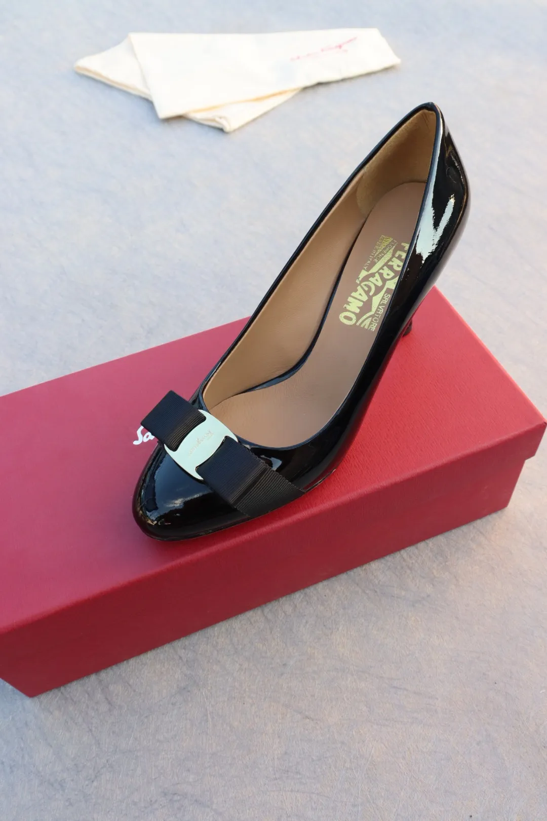 👟👟Ex-factory price 480👟👟 Genuine leather sole +40 Salvatore Ferragamo SF classic model, pedicure version, super beautiful on the feet Heel height: 7cm Upper: imported cow patent leather Lining: sheepskin Foot pads: sheepskin Code number: 35-39 standard code [can be customized to 34, 40, 41 codes]